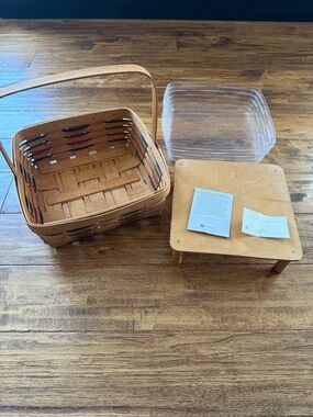 Longaberger Woven Traditions Pie Basket with Handle - Includes plastic liner.